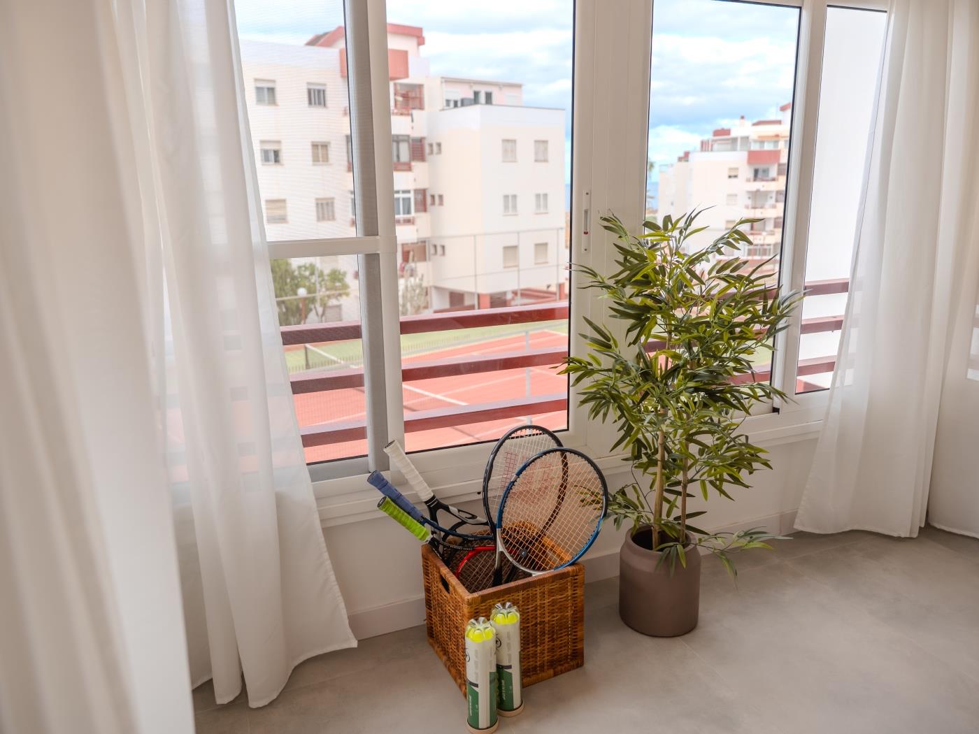 Apartamento de dos dormitorios con piscina y pista de tenis en Costa Adeje