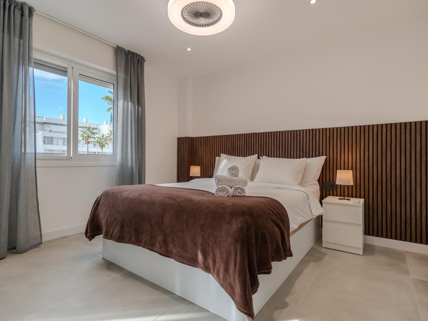 Apartamento de dos dormitorios con piscina y pista de tenis en Costa Adeje