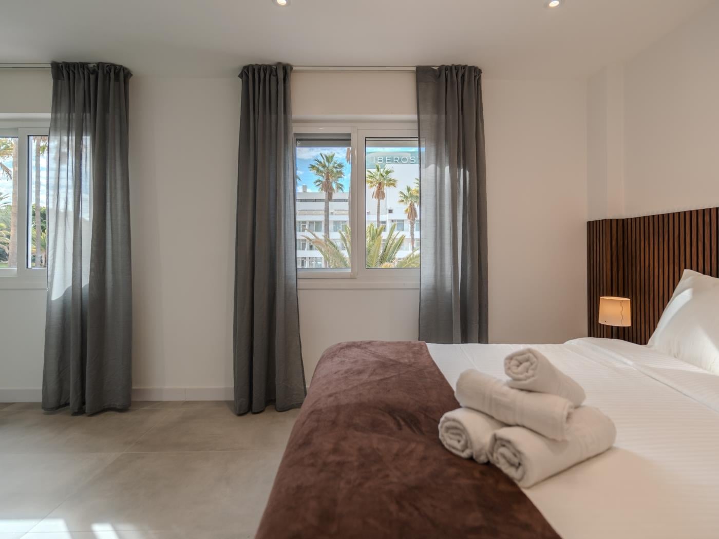 Apartamento de dos dormitorios con piscina y pista de tenis en Costa Adeje