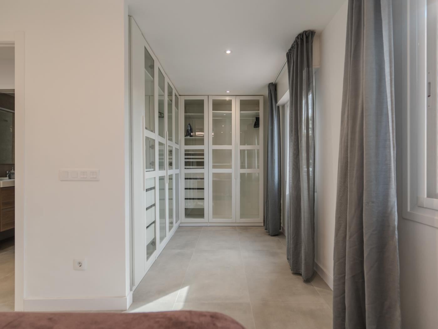 Apartamento de dos dormitorios con piscina y pista de tenis en Costa Adeje