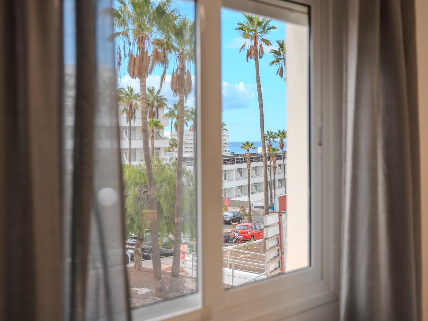 Apartamento de dos dormitorios con piscina y pista de tenis en Costa Adeje