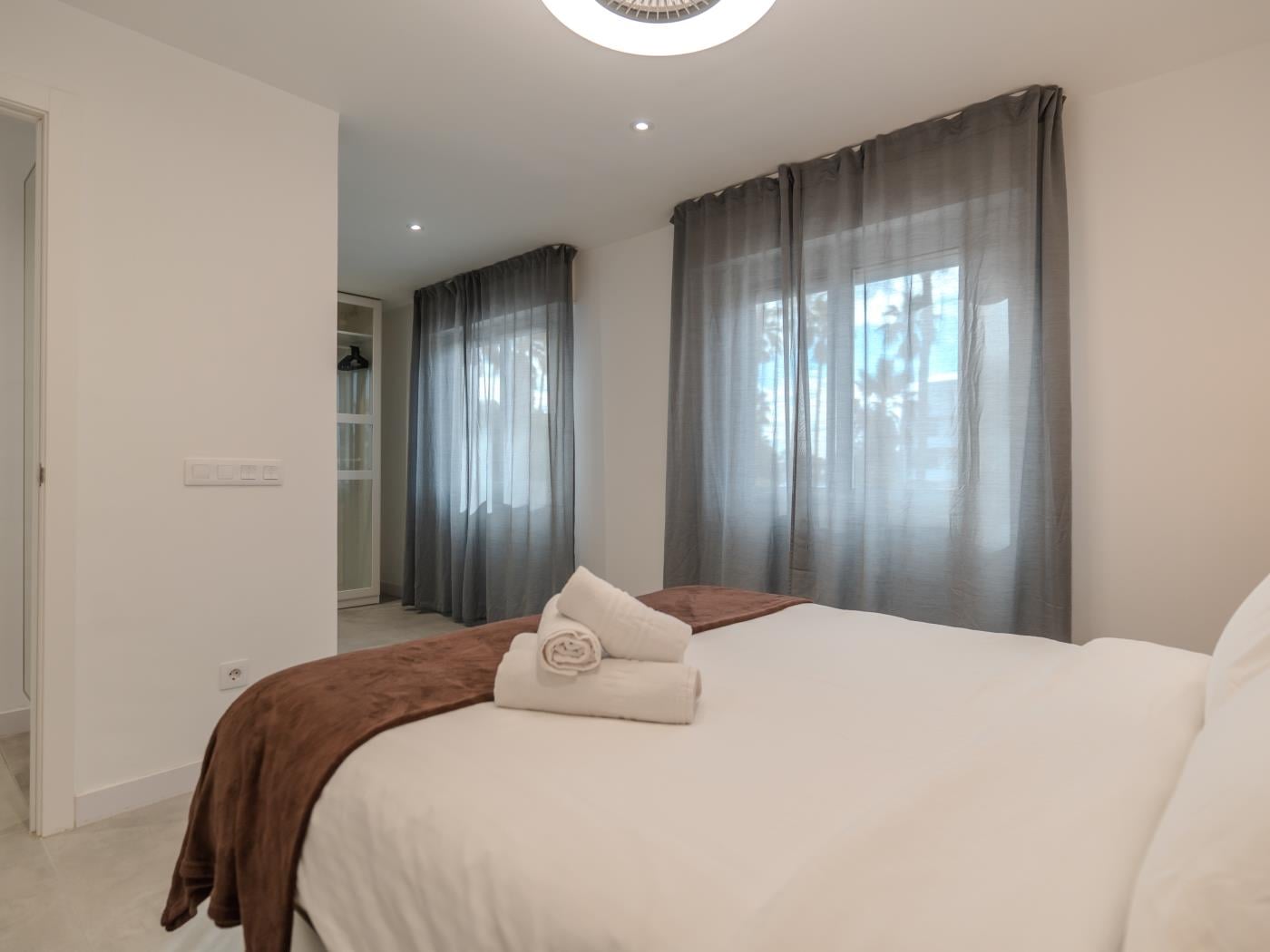 Apartamento de dos dormitorios con piscina y pista de tenis en Costa Adeje
