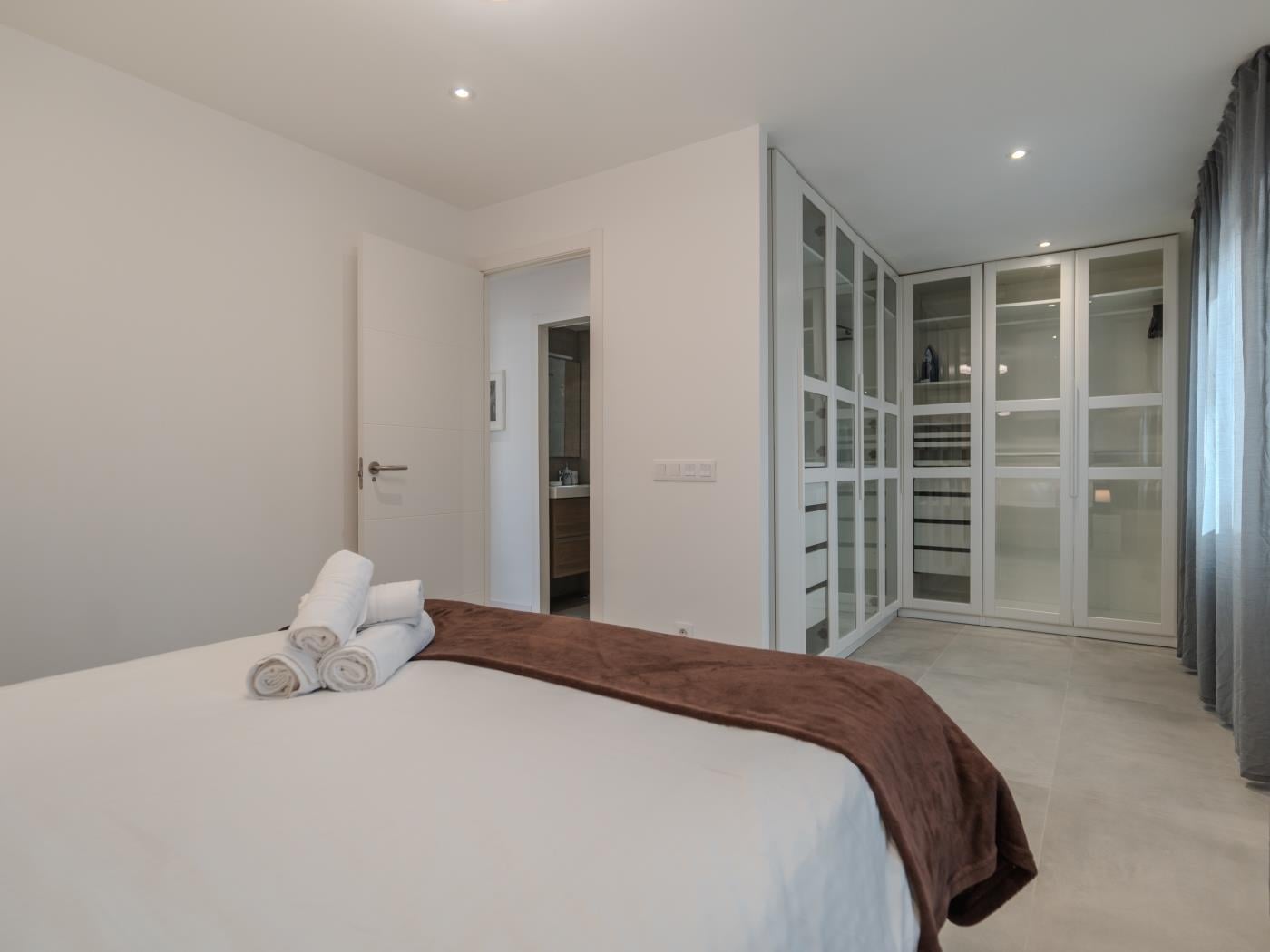 Apartamento de dos dormitorios con piscina y pista de tenis en Costa Adeje