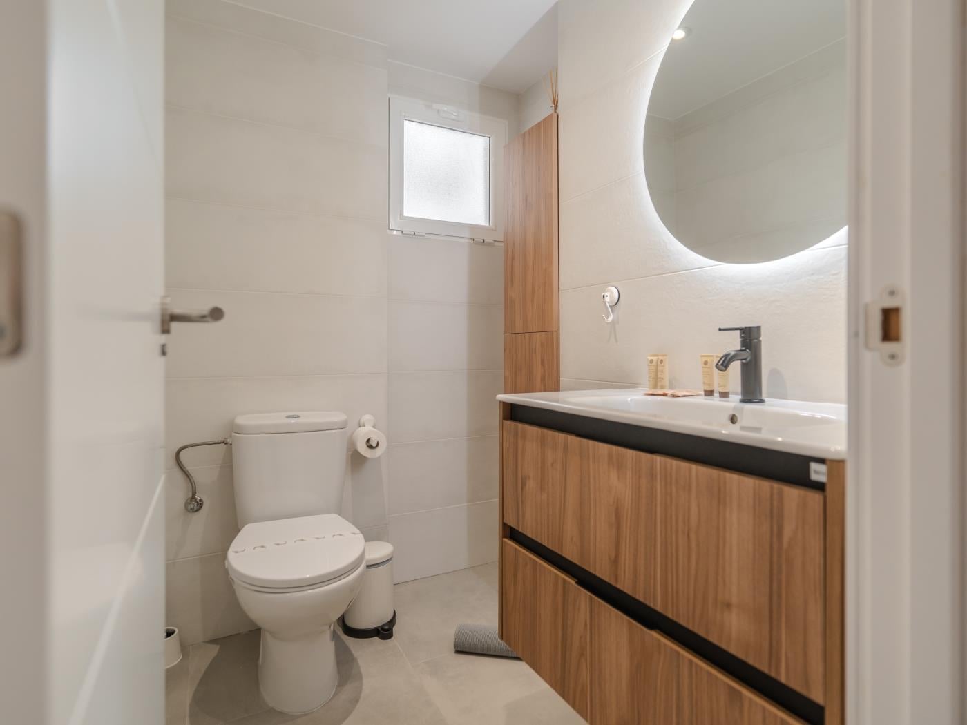 Apartamento de dos dormitorios con piscina y pista de tenis en Costa Adeje