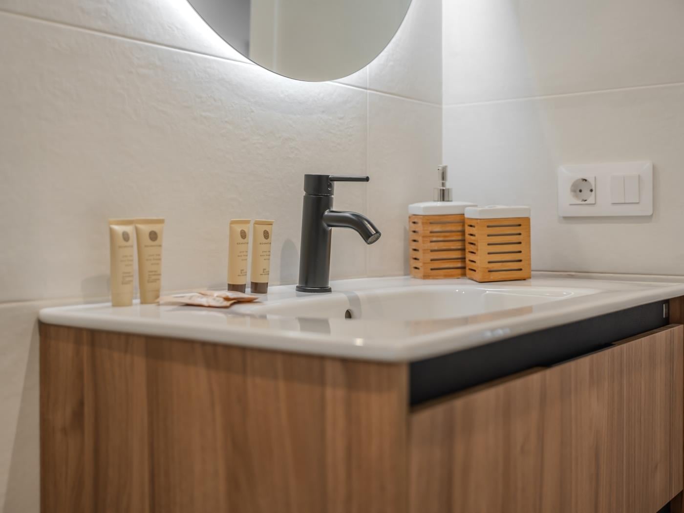Apartamento de dos dormitorios con piscina y pista de tenis en Costa Adeje