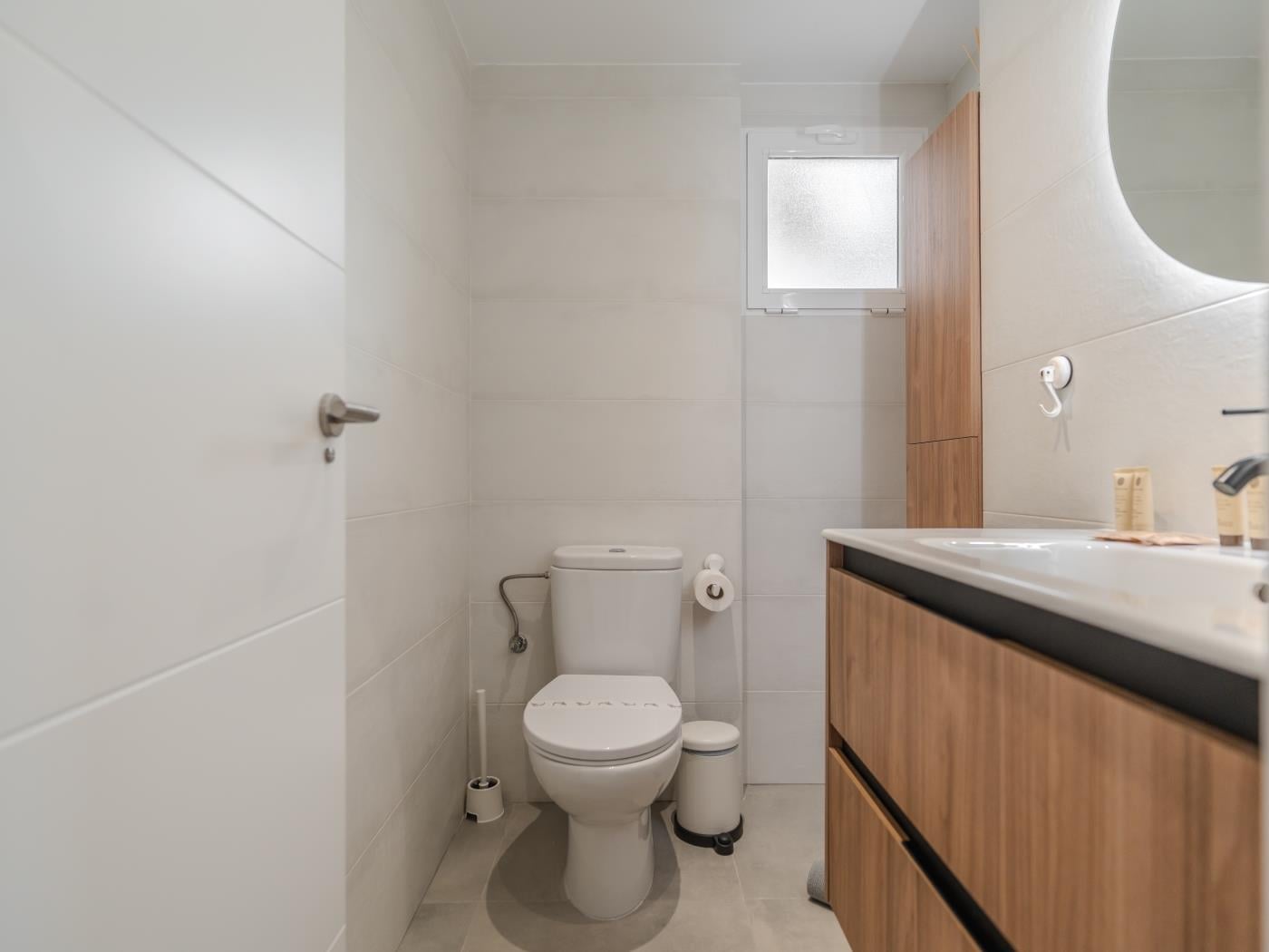 Apartamento de dos dormitorios con piscina y pista de tenis en Costa Adeje