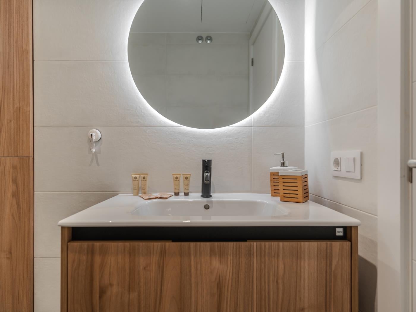 Apartamento de dos dormitorios con piscina y pista de tenis en Costa Adeje