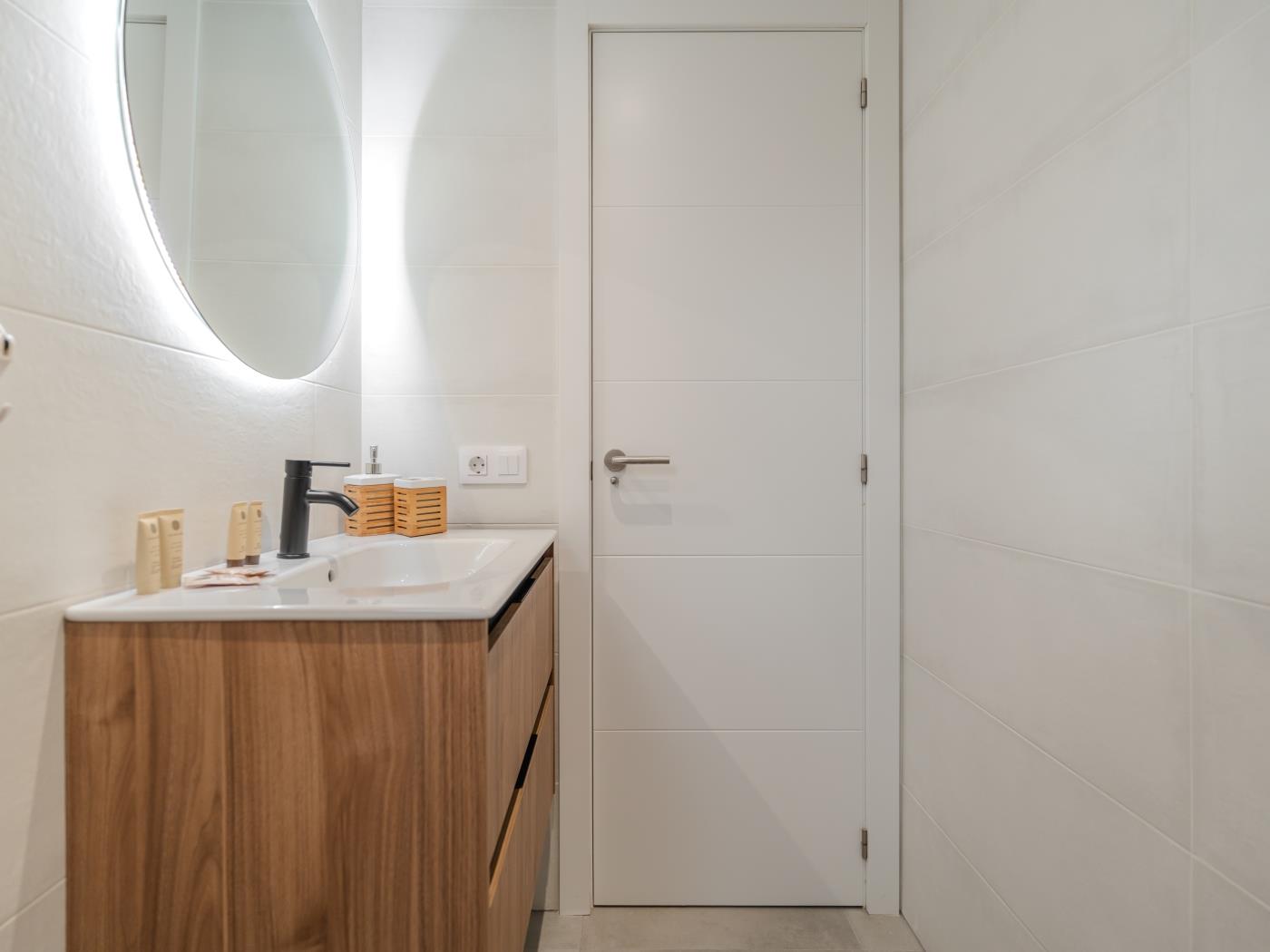Apartamento de dos dormitorios con piscina y pista de tenis en Costa Adeje