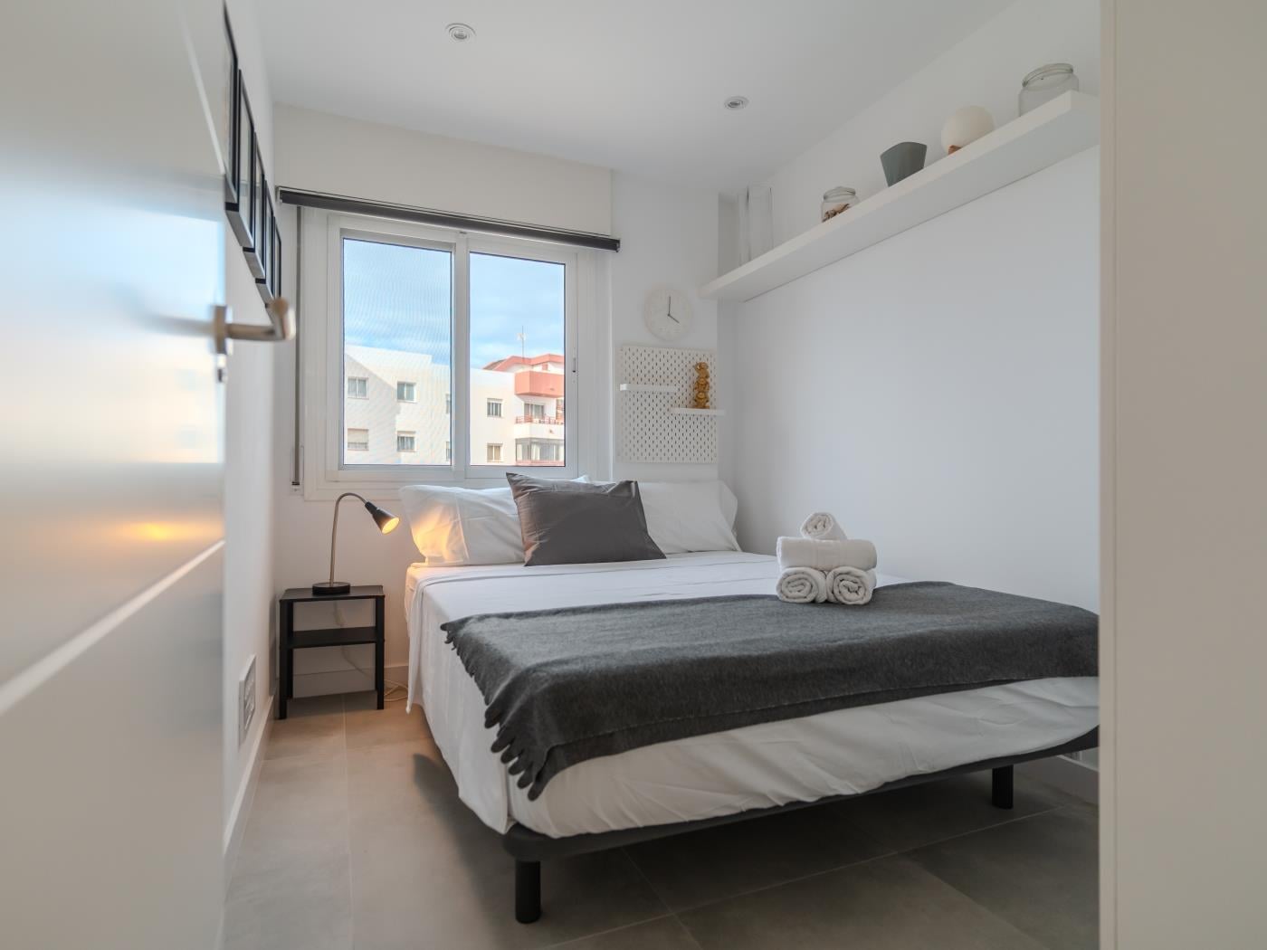 Apartamento de dos dormitorios con piscina y pista de tenis en Costa Adeje