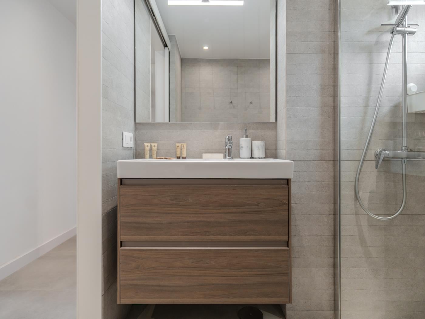 Apartamento de dos dormitorios con piscina y pista de tenis en Costa Adeje