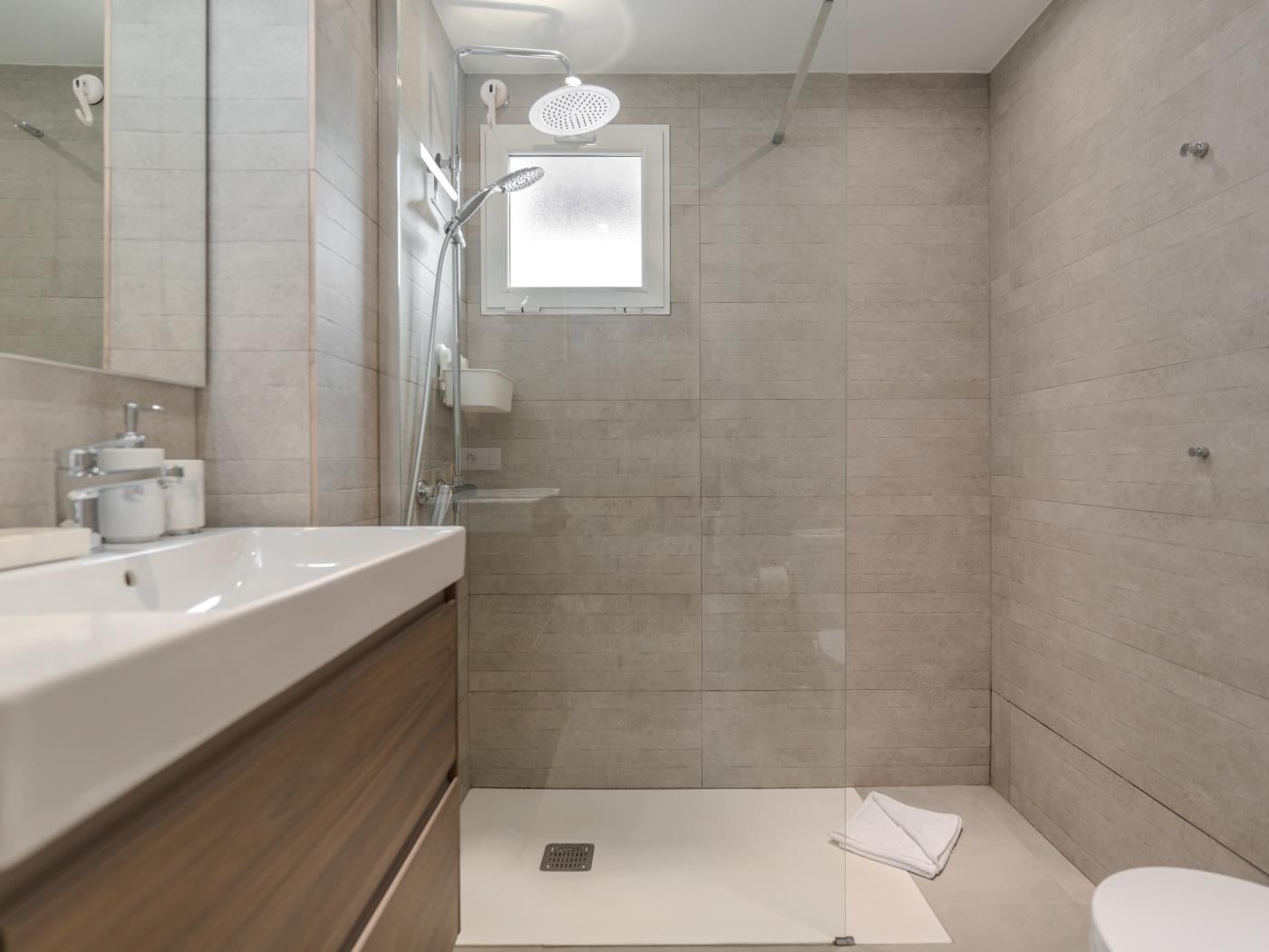 Apartamento de dos dormitorios con piscina y pista de tenis en Costa Adeje