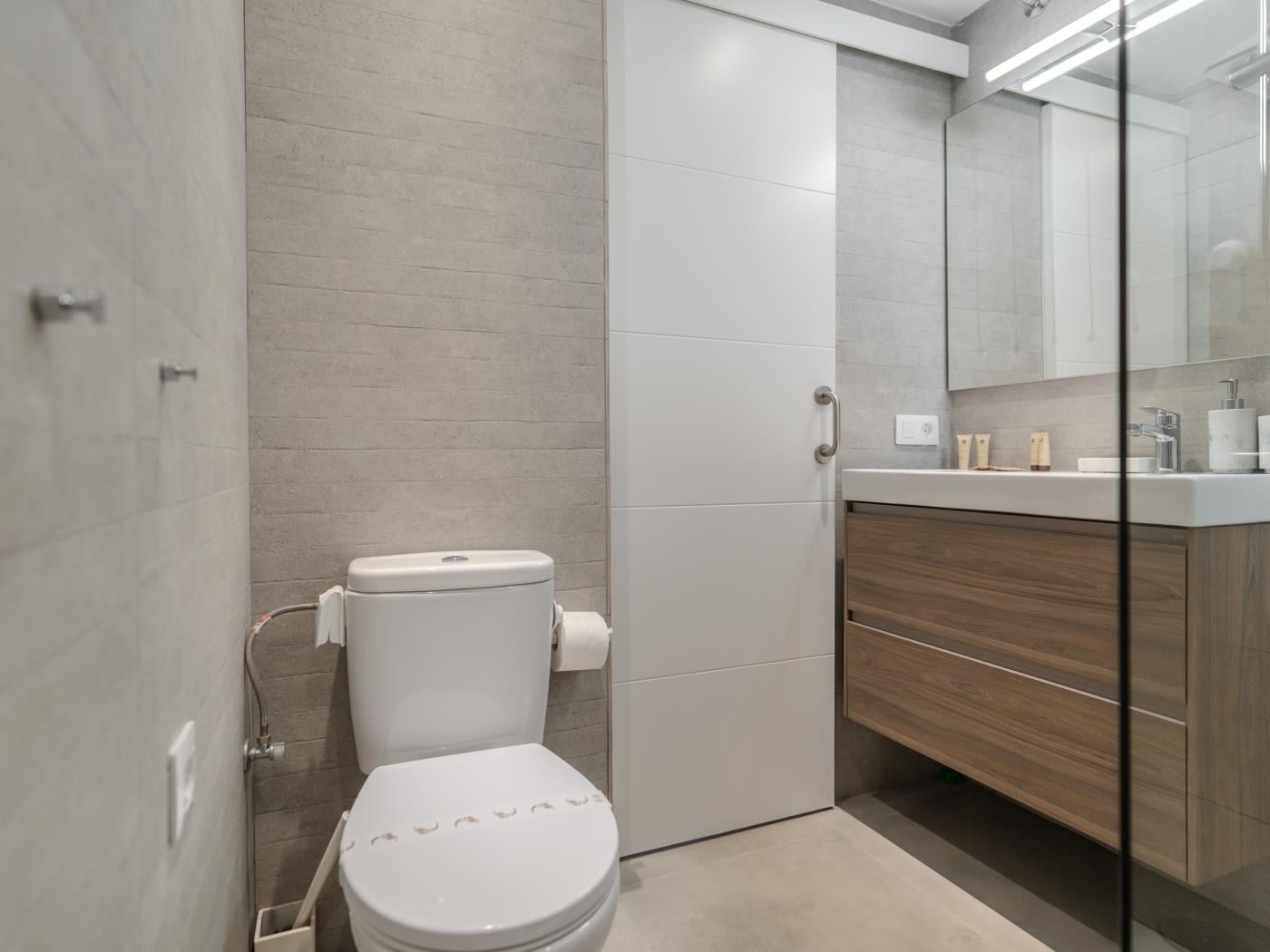 Apartamento de dos dormitorios con piscina y pista de tenis en Costa Adeje