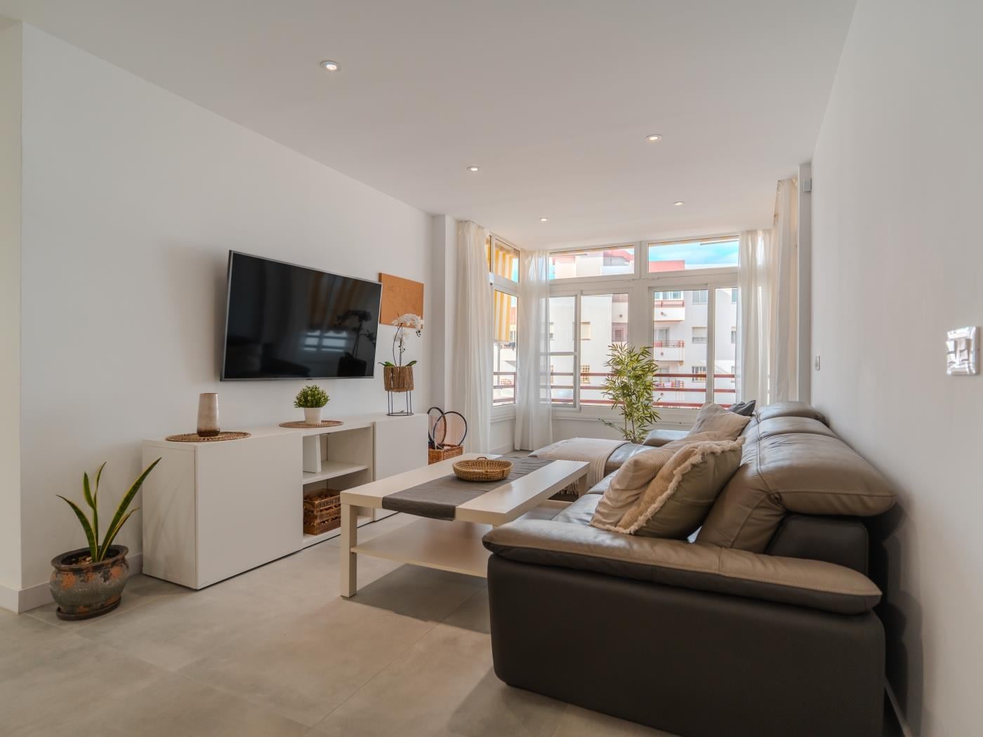 Apartamento de dos dormitorios con piscina y pista de tenis en Costa Adeje