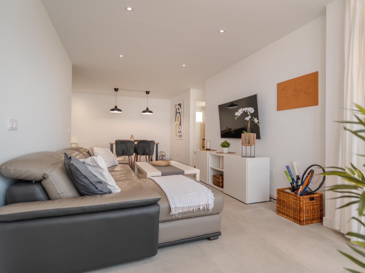Apartamento de dos dormitorios con piscina y pista de tenis en Costa Adeje