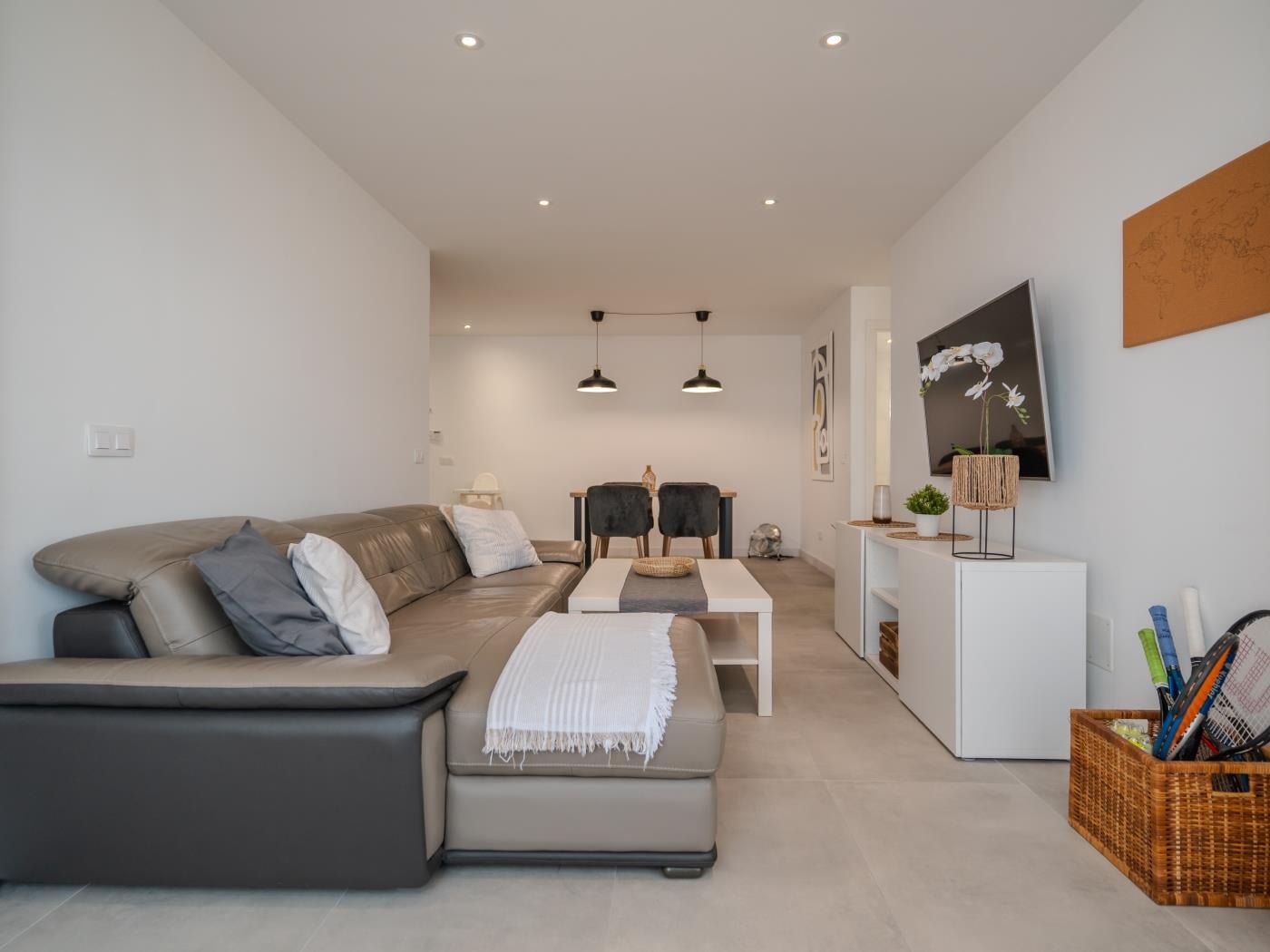 Apartamento de dos dormitorios con piscina y pista de tenis en Costa Adeje